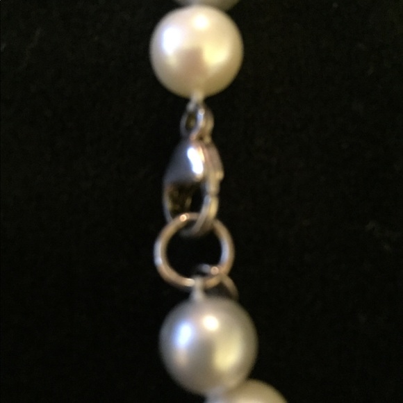Beautiful 17” three color pearl necklace. - Picture 3 of 5